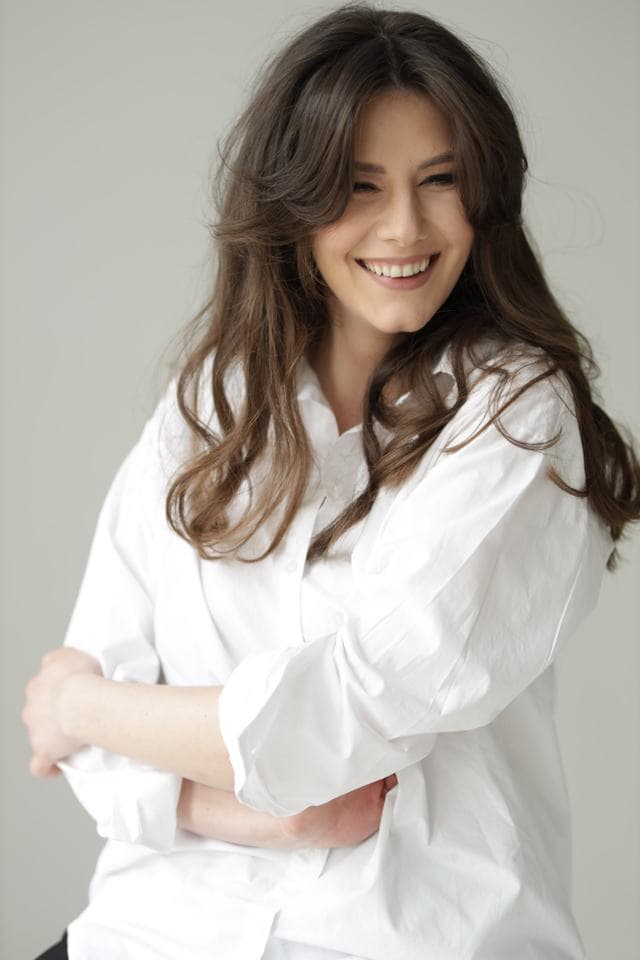Anastasia Donică zâmbind, în cămașă albă